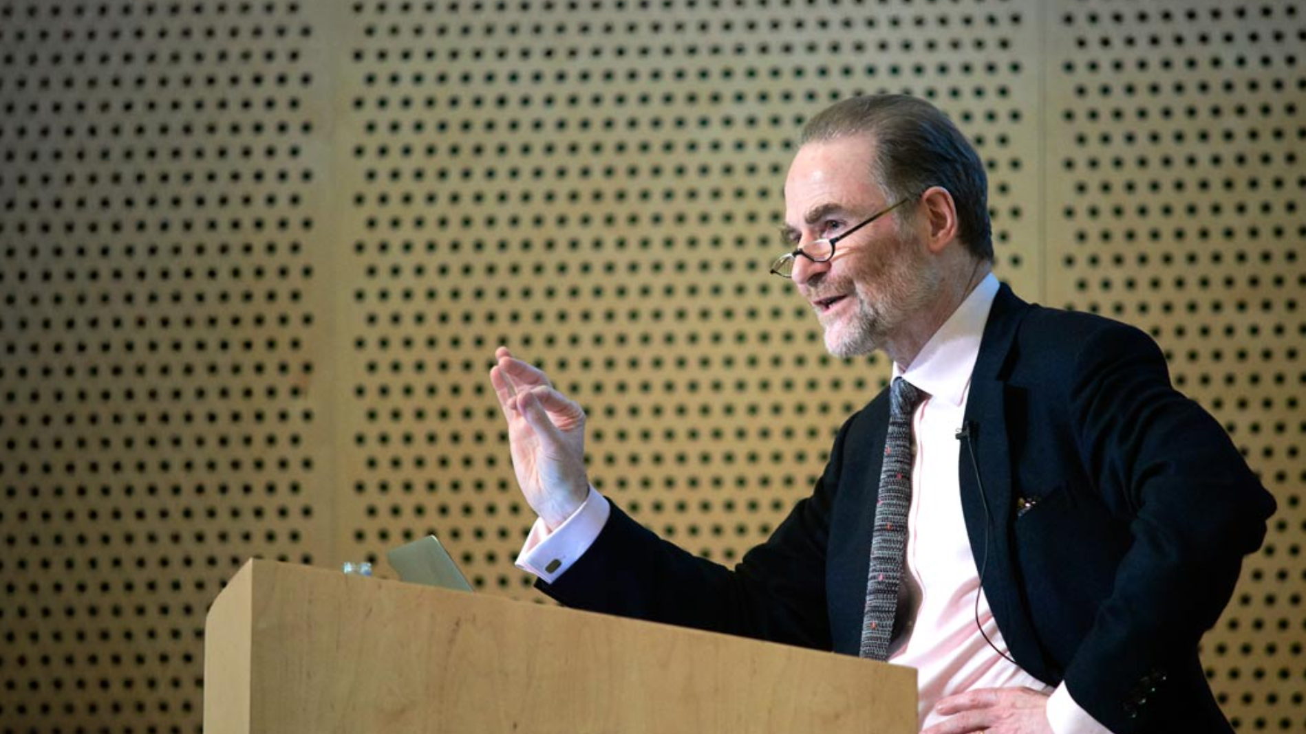 «Історія дала нам під дупу» — Тімоті Ґартон Еш