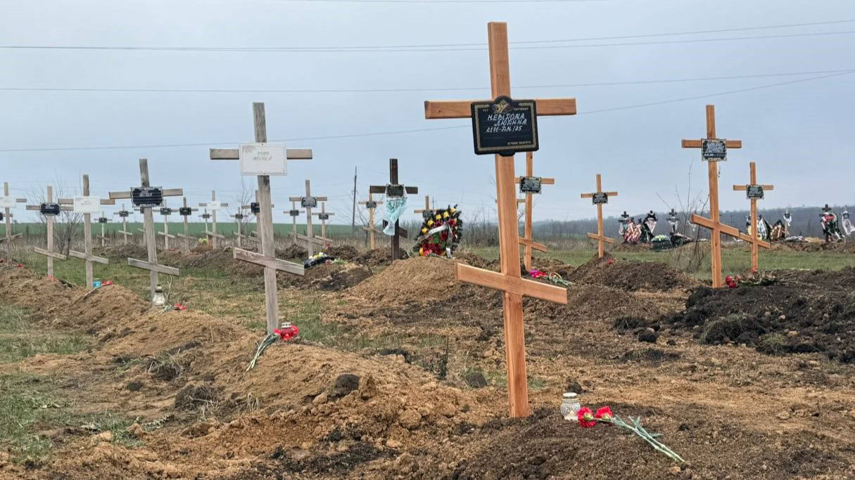 В Ізюмі перепоховали тіла, знайдені після деокупації у масовому захороненні у лісі