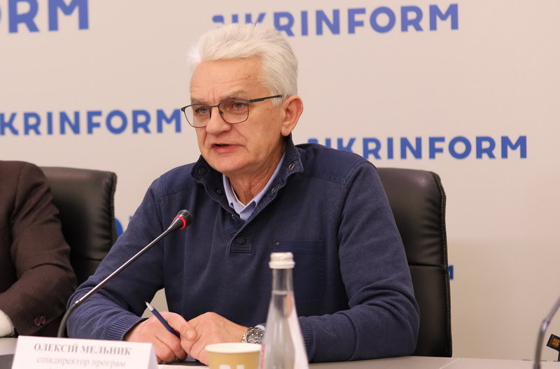 Обкладинка подкасту: «Найгірший сценарій — якщо Україна погодиться і підпише це»: Олексій Мельник про ризики для України після переговорів