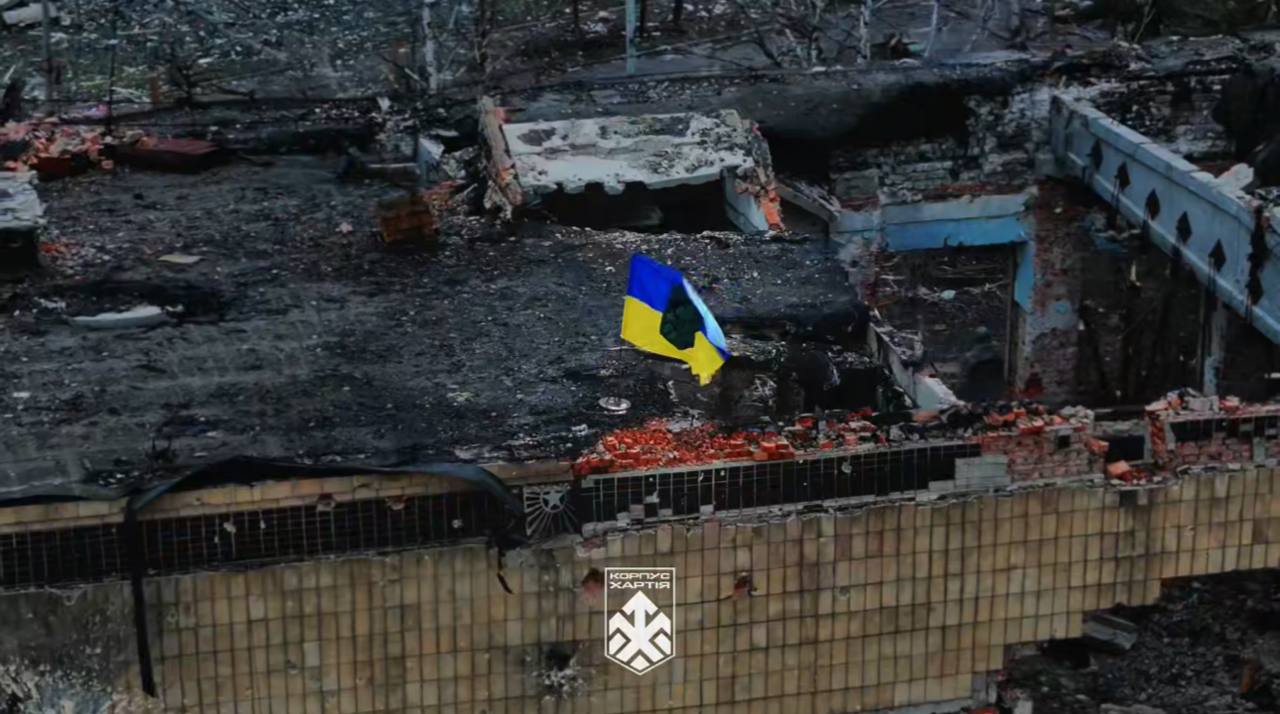 Обкладинка подкасту: Синьо-жовтий прапор над мерією:  «Хартія» завершує зачистку Куп’янська