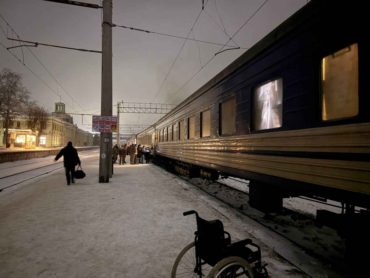 «Укрзалізниця» змінює маршрути через удар РФ шахедами по потягу у Харківській області