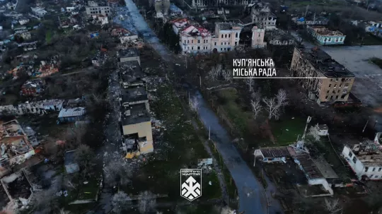 Обкладинка подкасту: Бійці бригади «Хартія» встановили прапор над міськрадою Куп’янська: як тривала операція