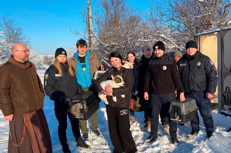 Обкладинка подкасту: Евакуація з прифронтових громад триває щодня: як працює гуманітарний ланцюг на Харківщині