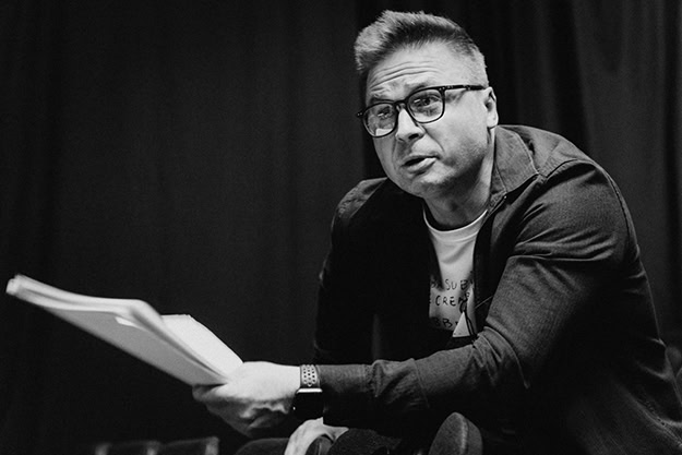 Казка для дорослих про самотність, прощення і війну: режисер Сергій Москаленко про виставу «Червоний три»