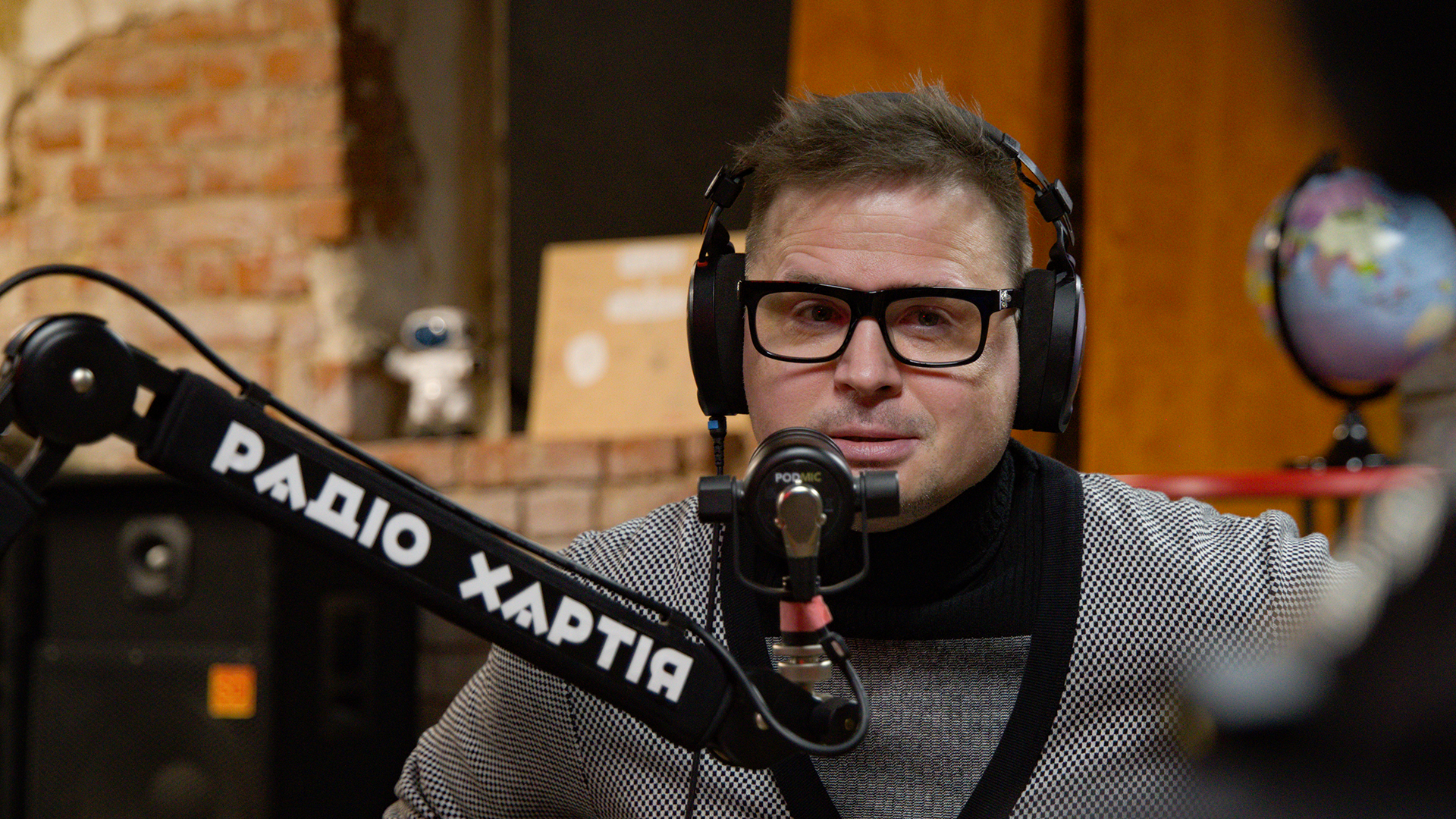 Казка для дорослих про самотність, прощення і війну: режисер Сергій Москаленко про виставу «Червоний три»