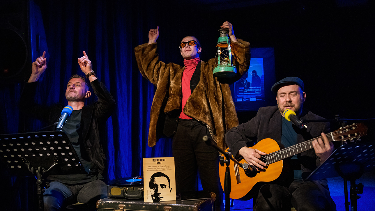 Чотири хвилини з могили Брехта: про що співають у новому альбомі Сергія Жадана та Юрія Гуржи