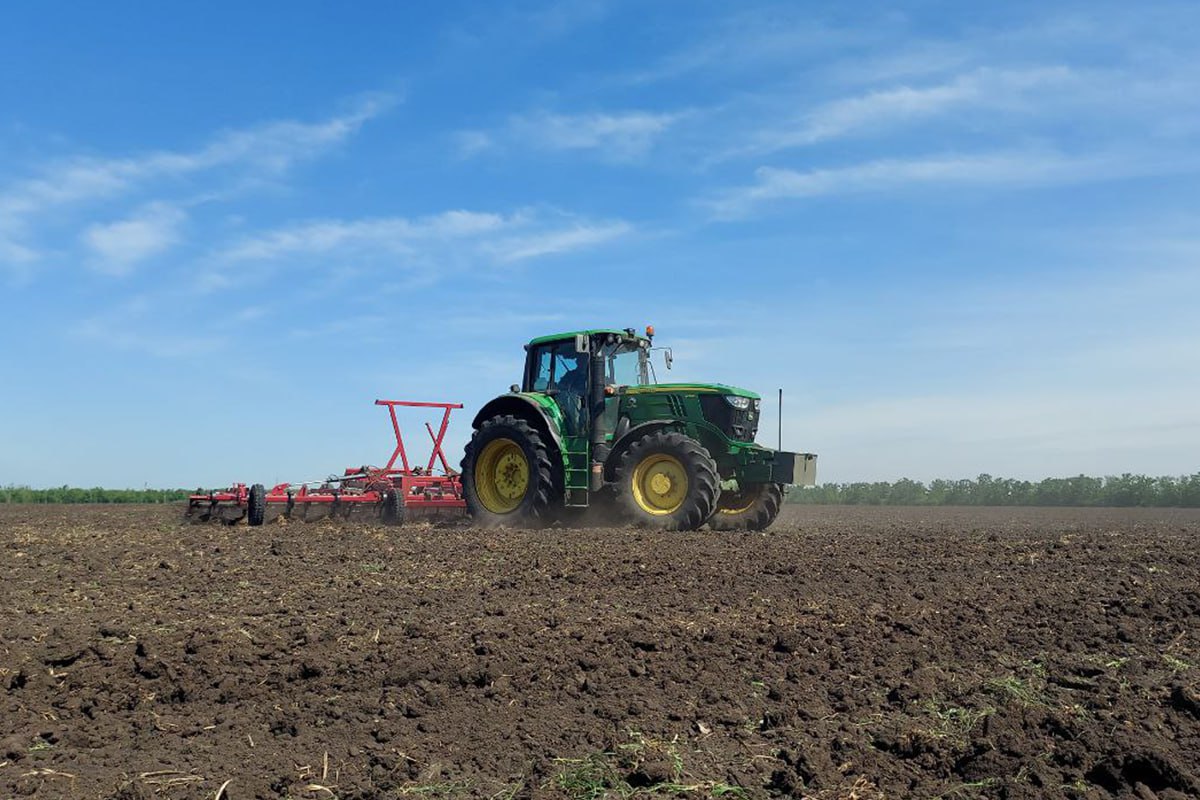 Дрони, заміновані поля і ціни на дизель: як працюють аграрії на Харківщині