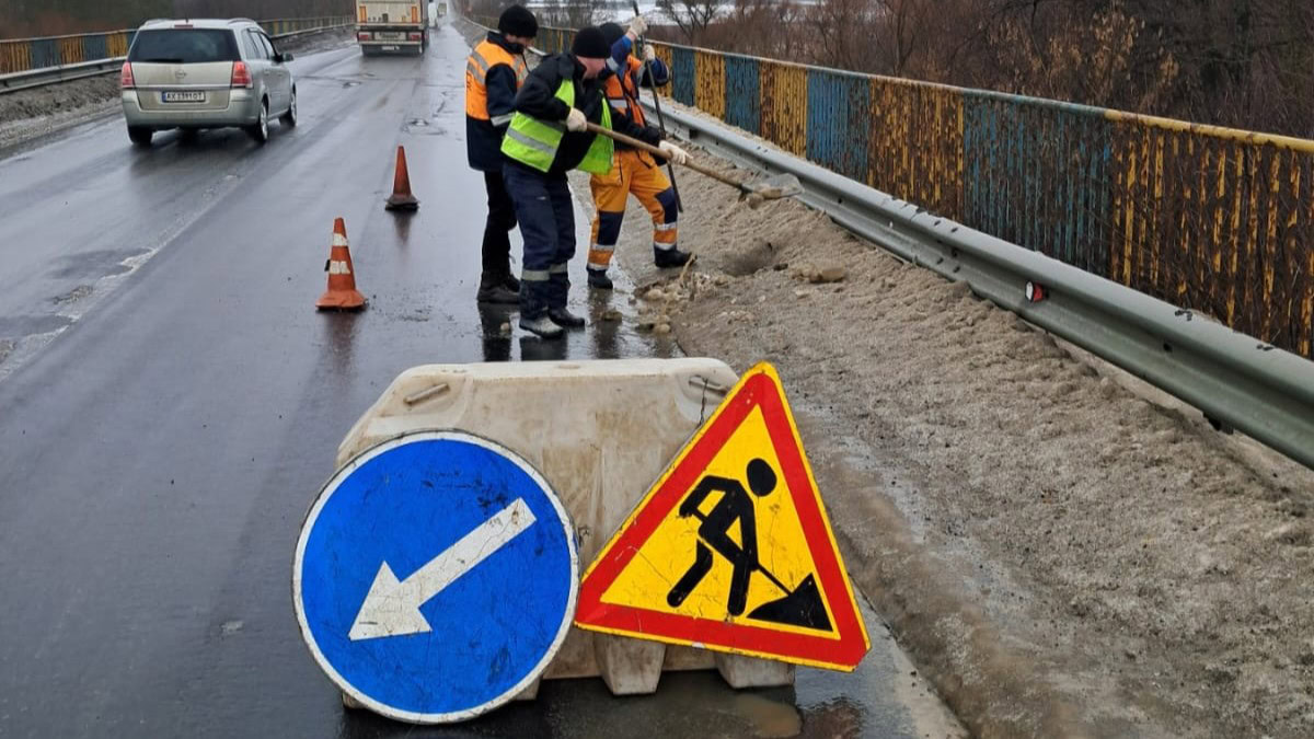 Оборонна логістика: десять млрд грн на ремонт прифронтових доріг витратить Україна у 2026