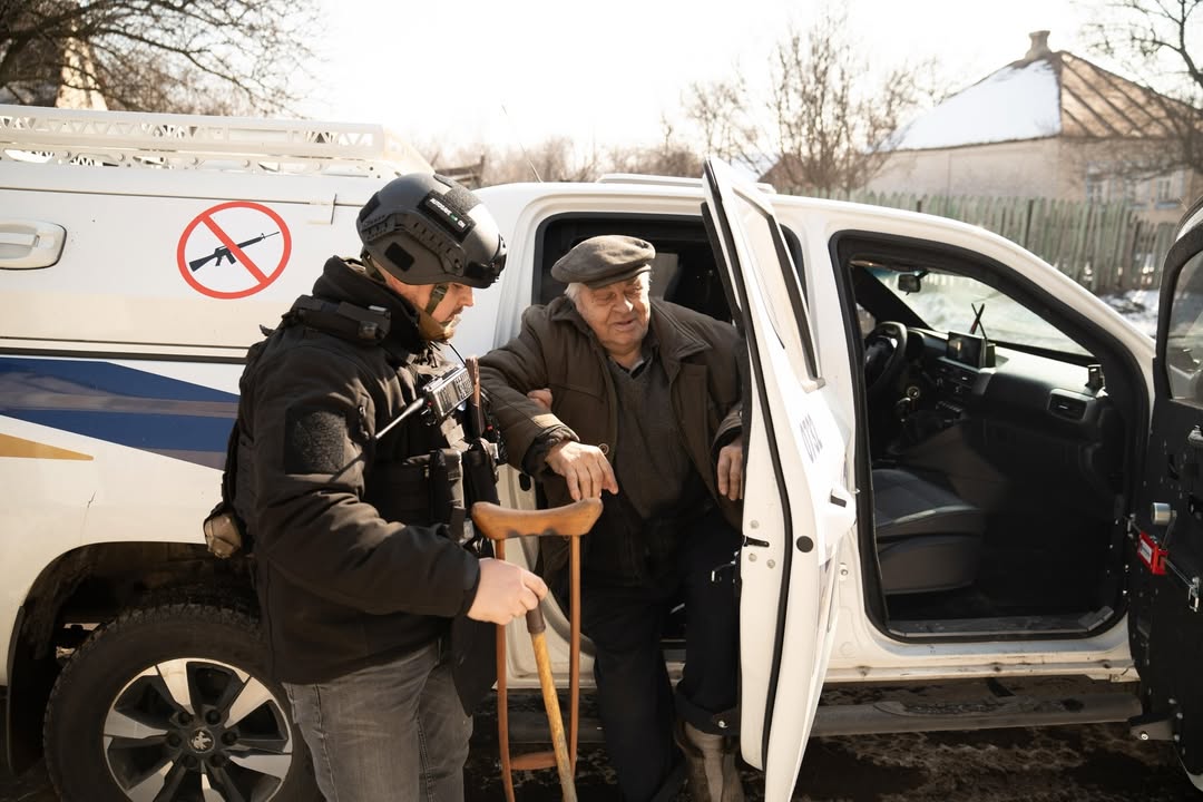 Евакуація під дронами: як волонтери вивозять людей із найгарячіших точок Харківщини та Донеччини