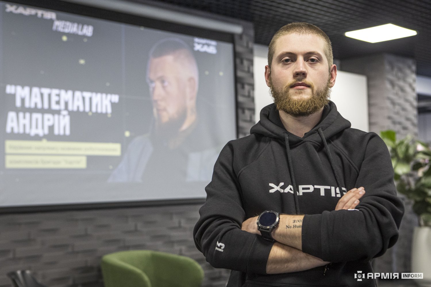 Обкладинка подкасту: Наземний дрон-камікадзе — це як авіаудар: командир роти НРК Андрій «Математик»