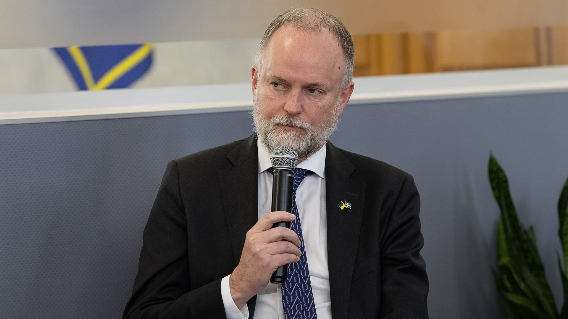 Фото палаючих промислових об’єктів у Росії дає приємне відчуття причетності: посли Північно-Балтійських країн у Харкові