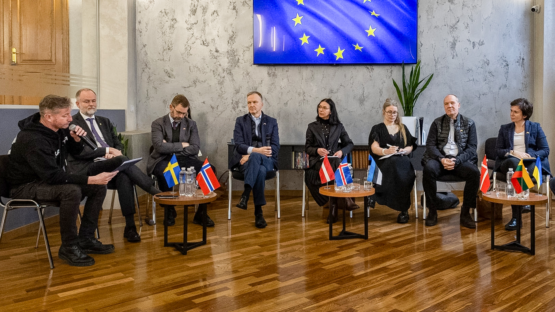 Фото палаючих промислових об’єктів у Росії дає приємне відчуття причетності: посли Північно-Балтійських країн у Харкові