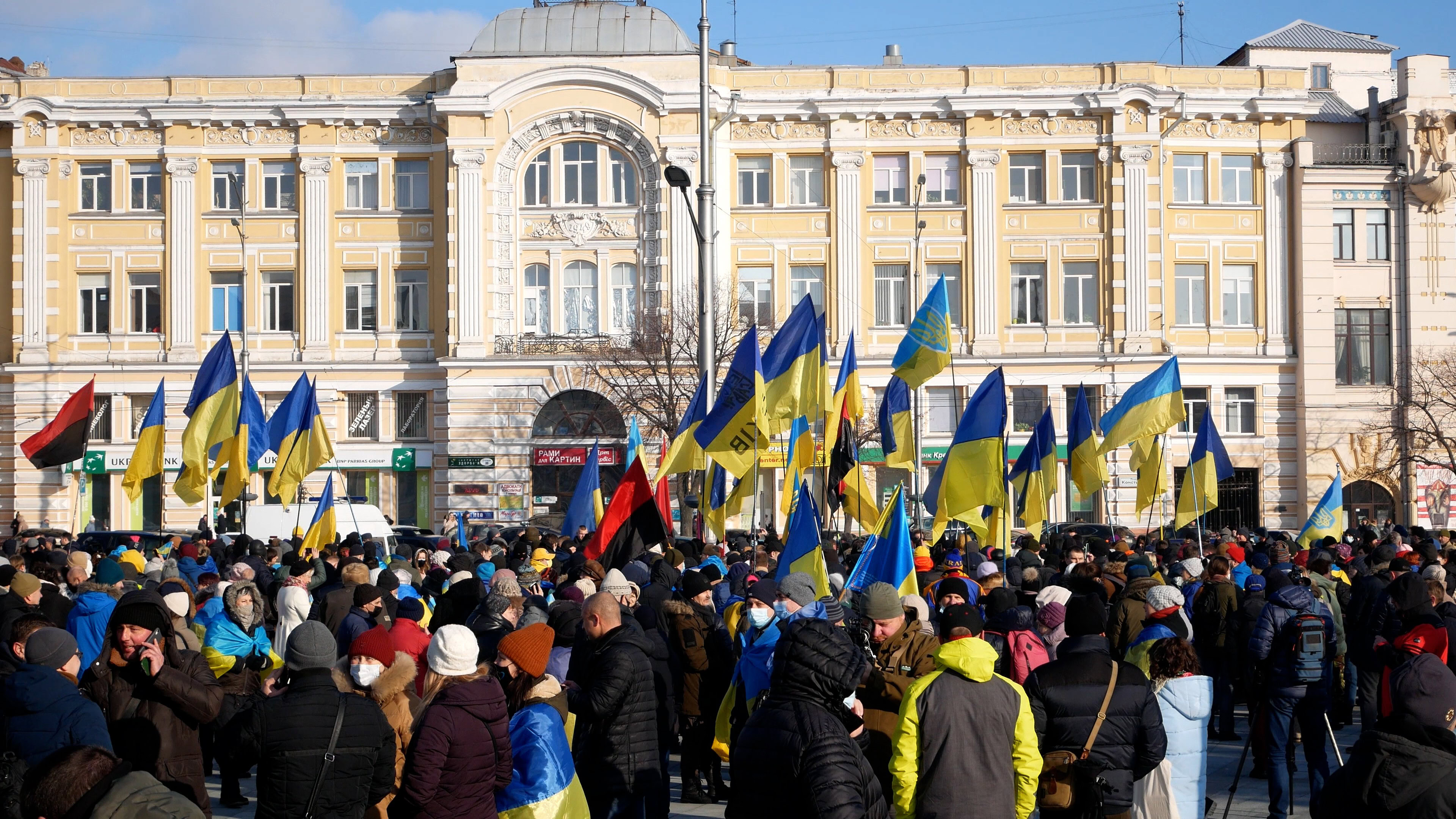 Обкладинка подкасту: Чи мають право голосувати українці, які незаконно виїхали за кордон: результати опитування