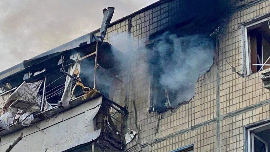 Мешканці Нікополя ночують у полях і виїжджають із дітьми: що відбувається в місті