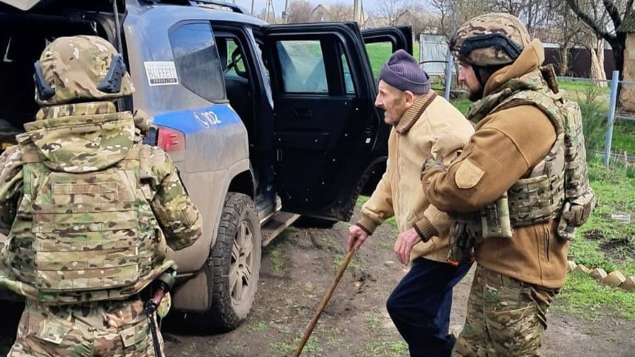 Невпинні обстріли, обов’язкова евакуація, зруйновані сервіси та комунікація — життя прифронтової Борівської громади на Харківщині