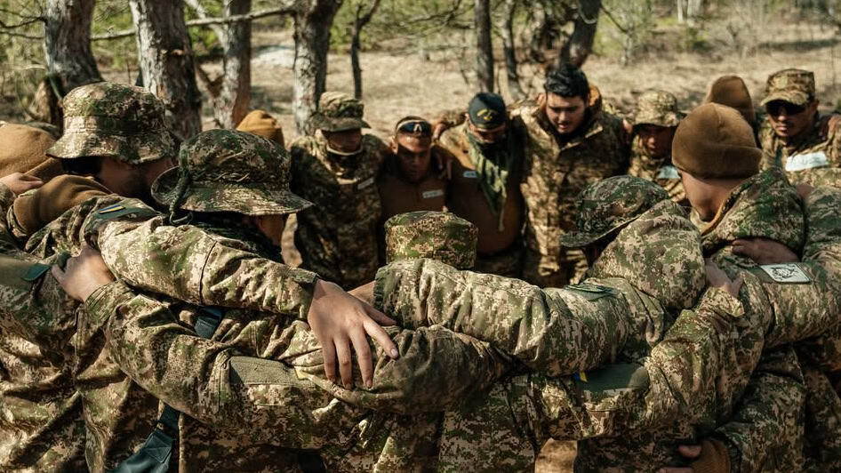 Їх усіх об’єднує внутрішнє почуття справедливості — як у «Хартії» воюють іноземці з Африки та Південної Америки