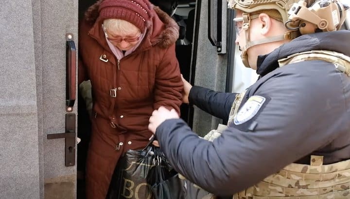 Росіяни полюють на цивільні авто: як проходить евакуація на Донеччині