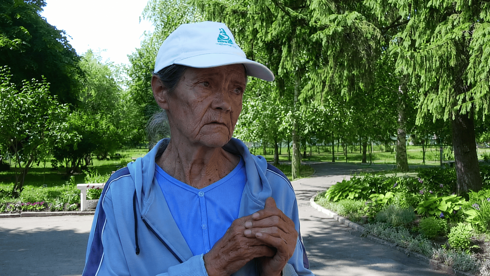 «Бога просили, щоб не на нас, а в поле ті КАБи летіли» – місцева мешканка про життя в Боровій