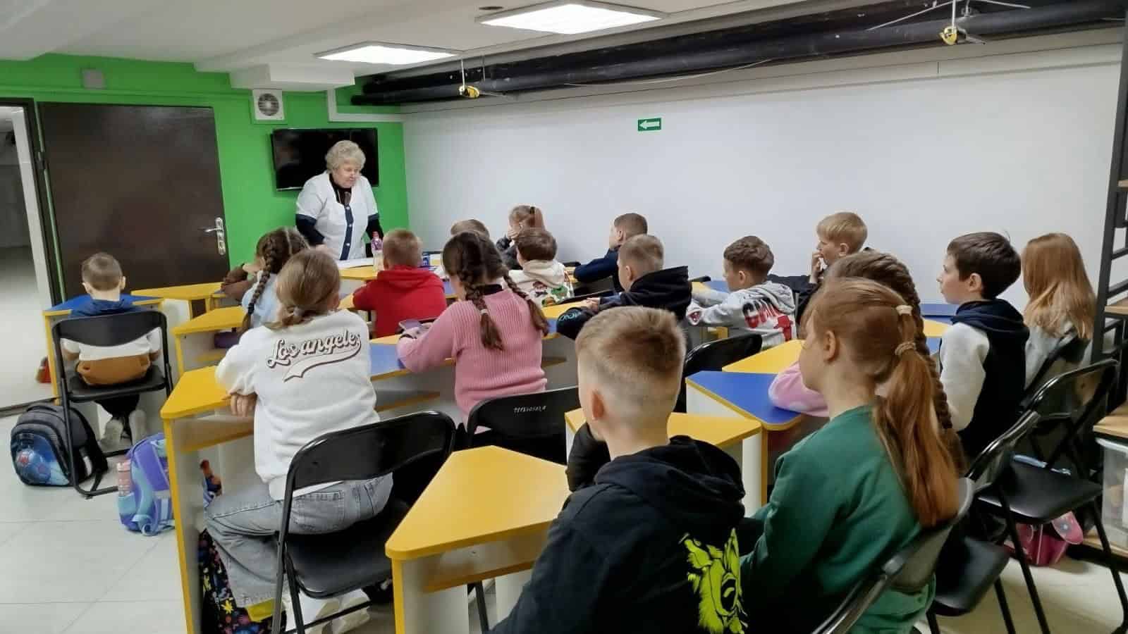 Понад 2 тисячі учнів навчаються офлайн: досвід підземних шкіл у Пісочині