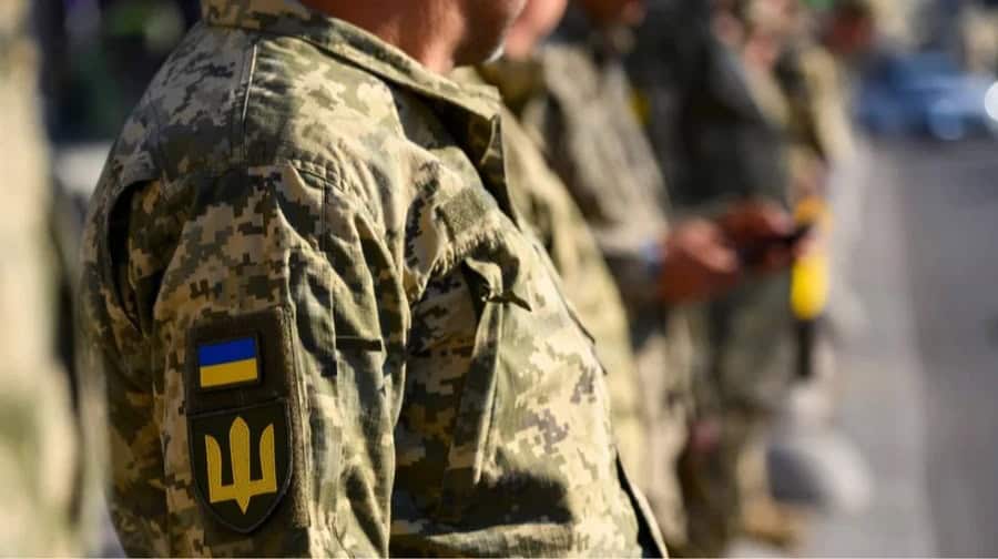 Юридичний парадокс: закон не забороняє українським військовим участь у мітингах, але можна сісти на десять років