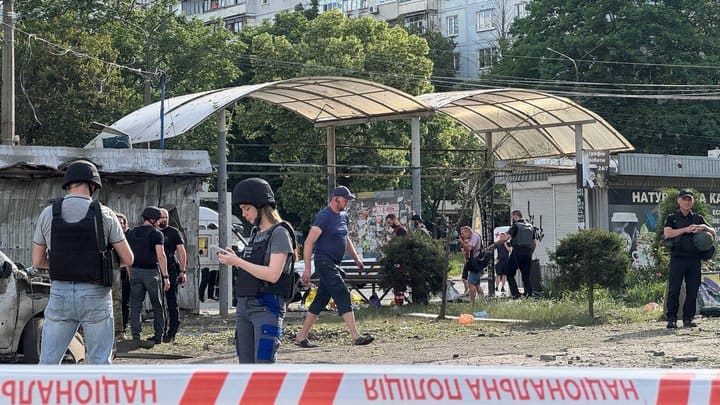 Як у Запоріжжі облаштовують укриття на зупинках громадського транспорту