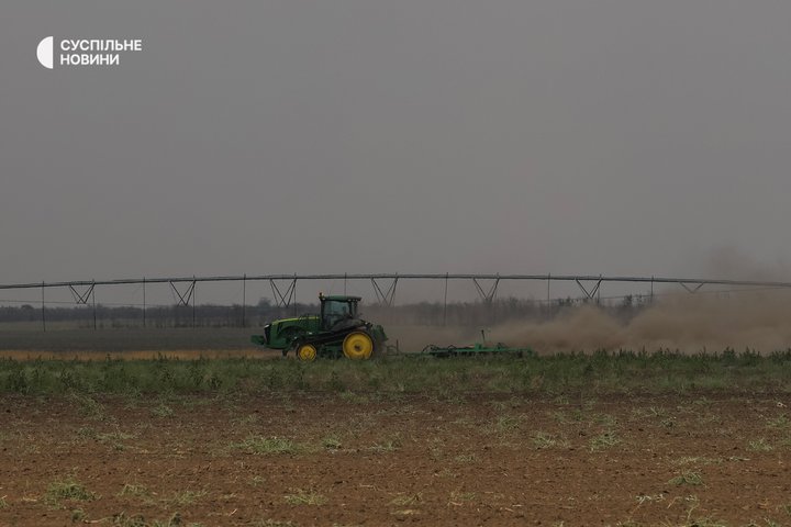Обкладинка подкасту: Росія спалила близько 5 тисяч гектарів посівів у Бериславському районі: фермери збирають урожай під атаками дронів